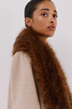 Mujer Cortefiel Abrigos>Abrigo con detalle efecto pelo