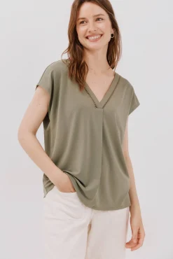 Mujer Cortefiel Camisetas>Camiseta pico con detalle puntilla