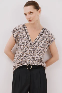 Mujer Cortefiel Camisetas>Camiseta pico con detalle puntilla