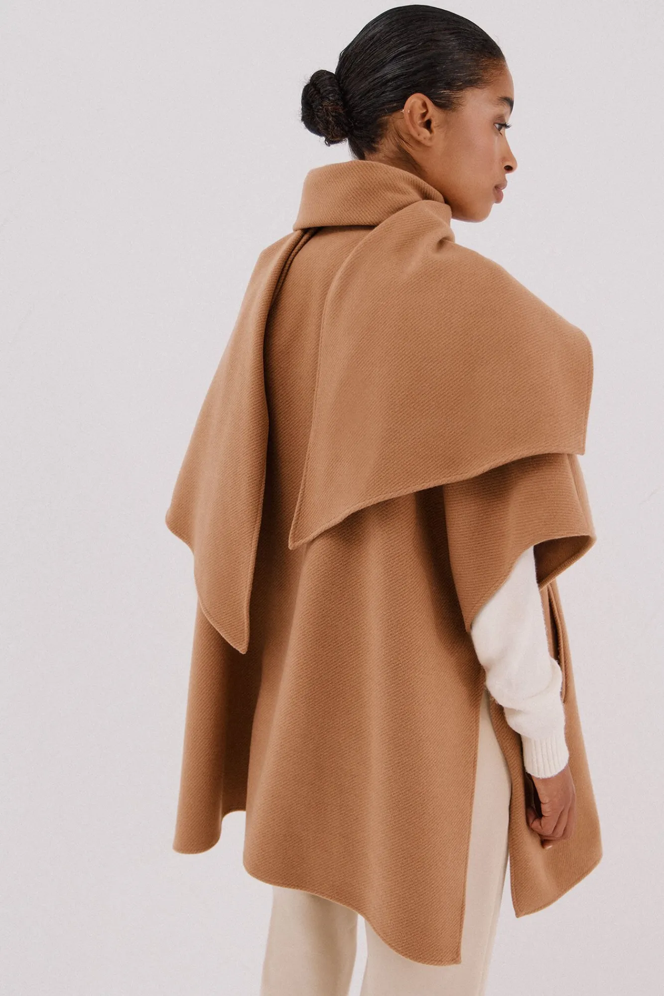 Mujer Cortefiel Abrigos>Capa camel con bufanda