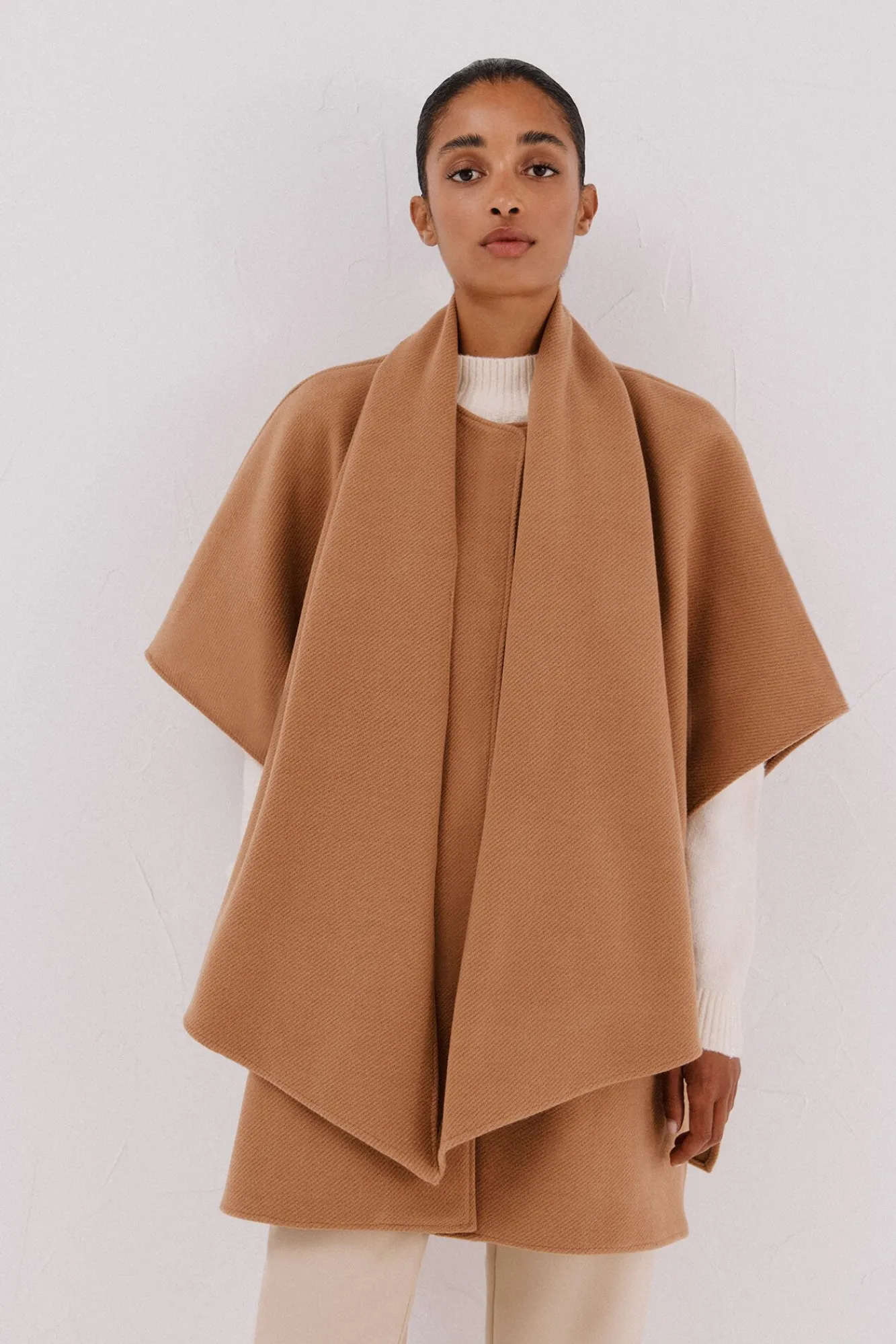 Mujer Cortefiel Abrigos>Capa camel con bufanda