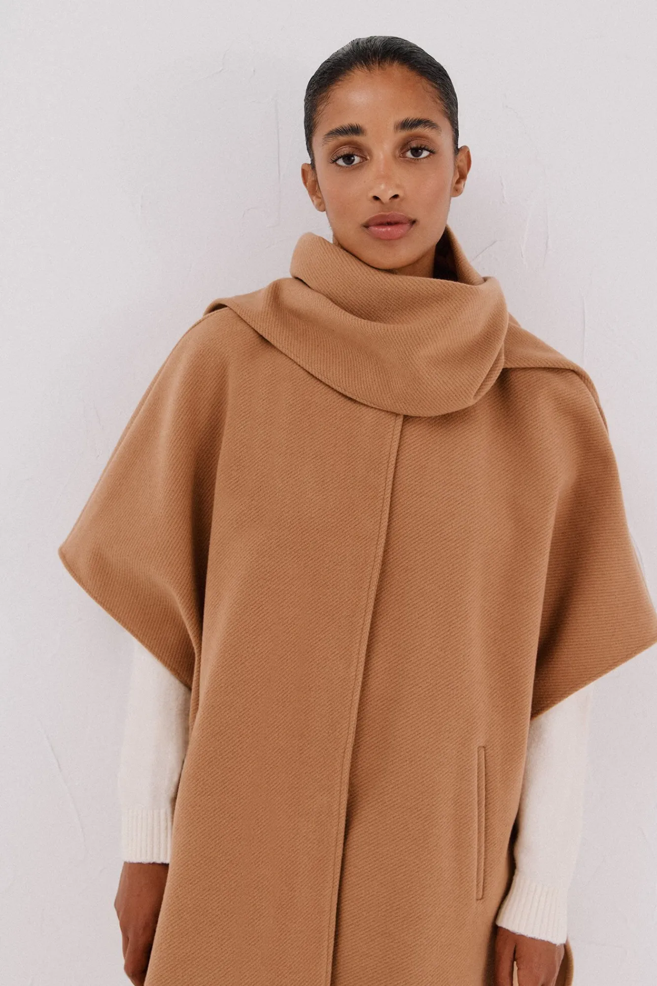 Mujer Cortefiel Abrigos>Capa camel con bufanda