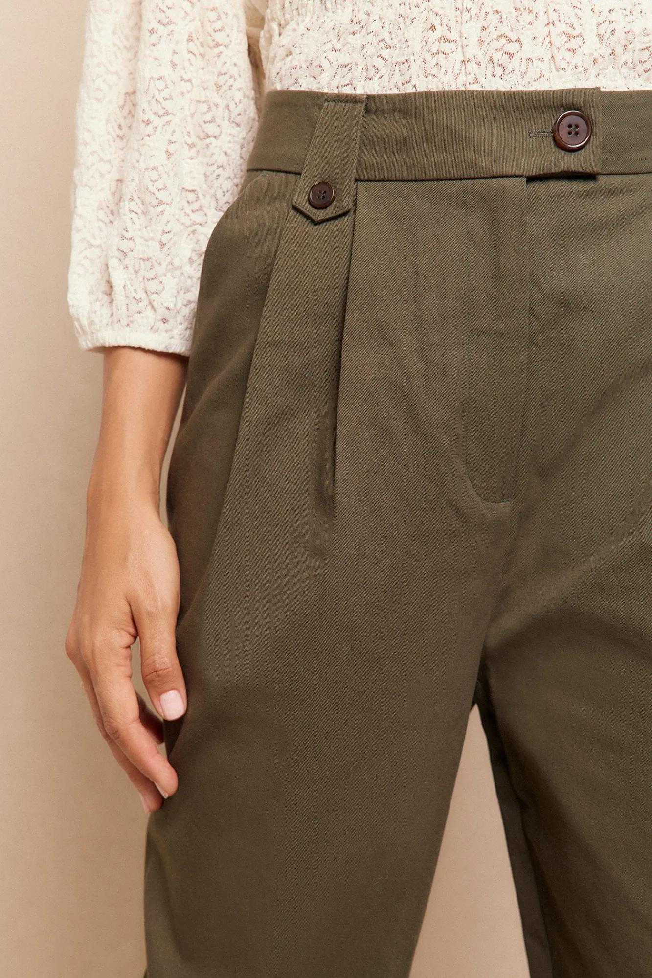 Mujer Slowlove Pantalones>Pantalón de sarga con pinzas trabillas para el cinturón bolsillos funcionales laterales pernera ancha cierre mediante cremallera oculta y botón